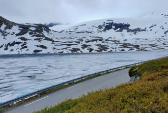 Norwegen-vereister-Gletschersee