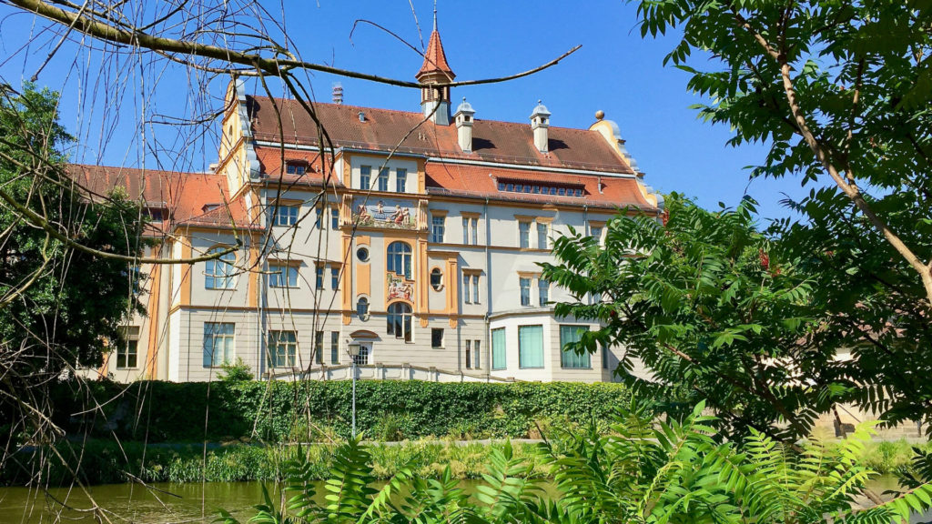 Fraenkische-Schweiz - Historisches-Gebäude-am-Wasser