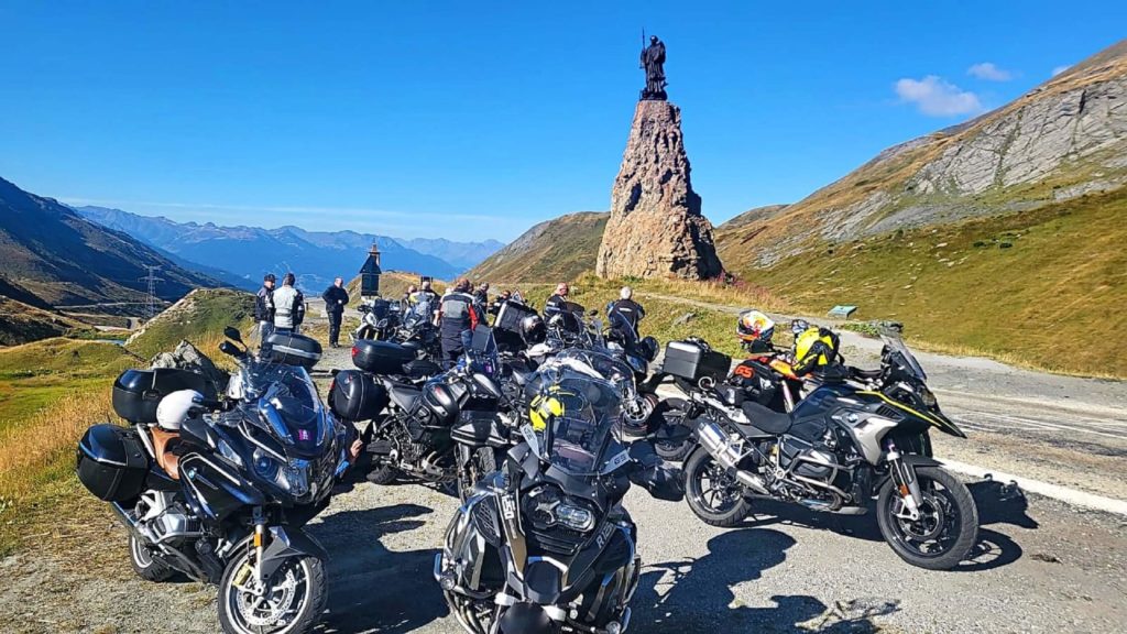 Grandes-Alpes-Motorradfahrer-St-Bernhard