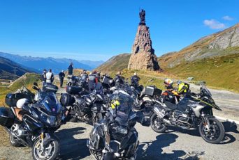 Grandes-Alpes-Motorradfahrer-St-Bernhard