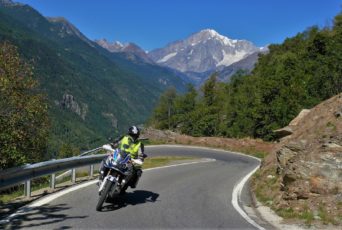 Grandes-Alpes-Serpentinen-Biker