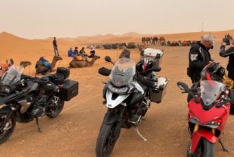 Marokko-Motorraeder-und-Camele
