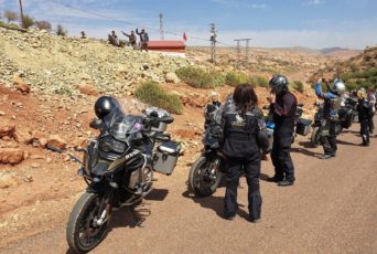 Marokko-Motorraeder-und-Einheimische