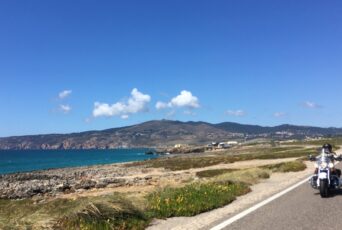 Portugal-Motorradfahrer-Meerblick