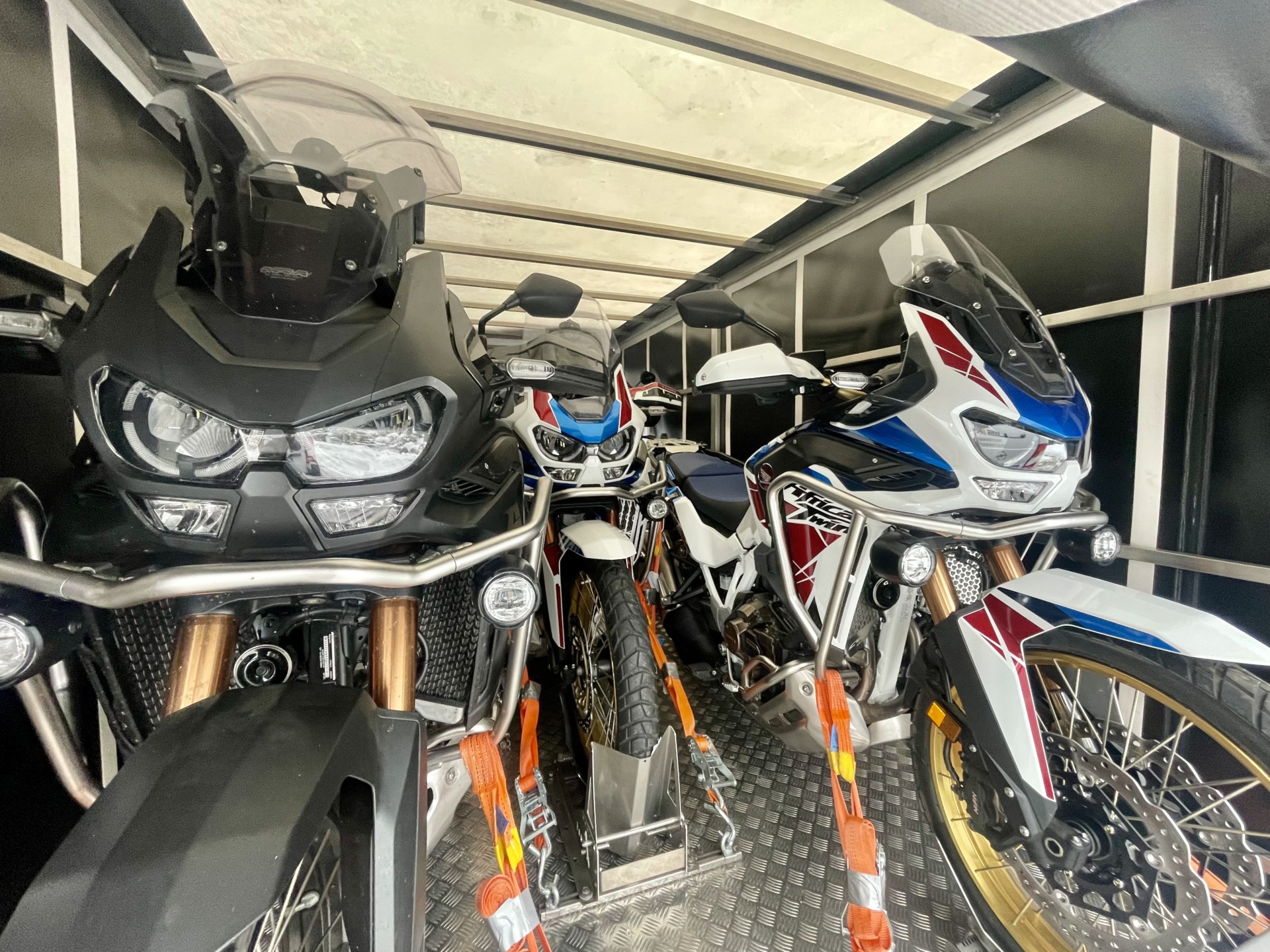 Motorradtransport-Innenansicht-Anhänger